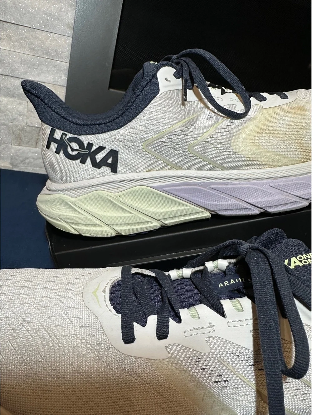 HOKA Arahi 5 Men's Running Shoes Size 10 White and Black